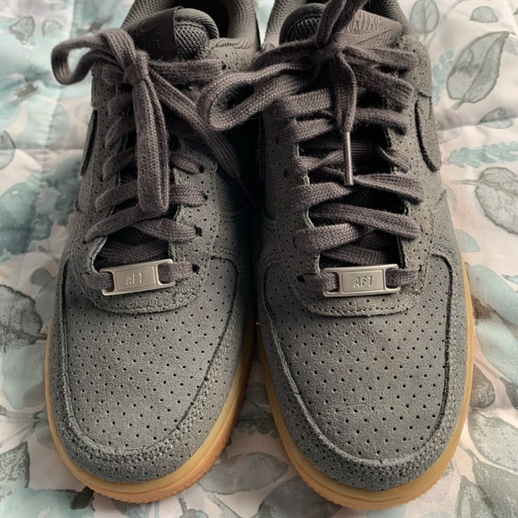Nike Womens WMNS Air Force 1  ‘07 SUEDE - Picture 1 of 5